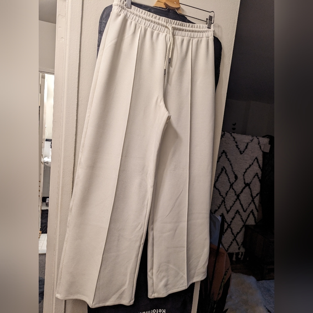 Size M, white wide leg cotton pants